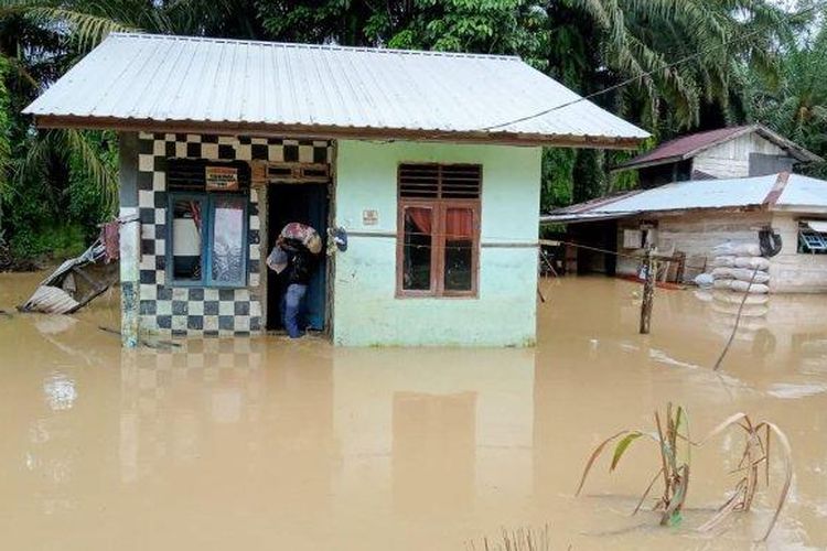 Genangan banjir di Simpangkiri, Kecamatan Tenggulun, Aceh Tamiang menyebabkan aktivitas masyarakat tidak berjalan normal, Selasa (6/12/2022). Banjir ini juga sempat merendam kawasan permukiman penduduk.