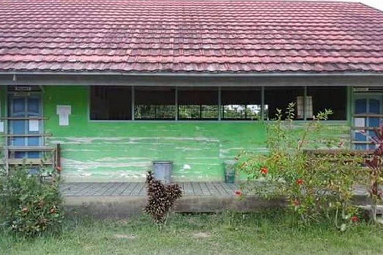 Dua pintu ruang kelas di SDN 3 Puruk Cahu Seberang yang disegel.