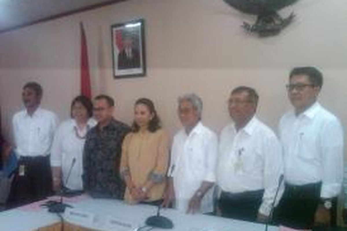 Menteri BUMN Rini Soemarno, Menteri ESDM Sudirman Said, dan jajaran Direksi Pertamina yang baru, di Kantor Kementerian BUMN, Jakarta, Senin (8/12/2014)