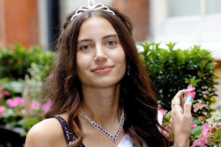 Melisa Raouf, seorang mahasiswa berusia 20 tahun dari London selatan, maju ke semifinal kontes Miss Inggris pada Senin (29/8/2022) setelah memilih tampilan tanpa riasan wajah. 
