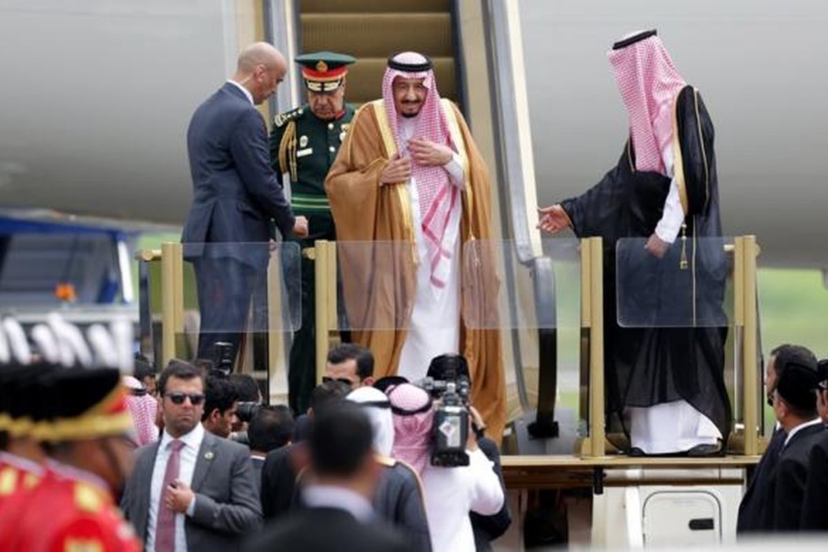 Raja Arab Saudi Salman bin Abdulaziz al-Saud saat tiba di Bandara Halim Perdanakusuma, Jakarta, Rabu (1/3/2017). Presiden Joko Widodo menyambut kedatangan Raja Salman dan rombongan.