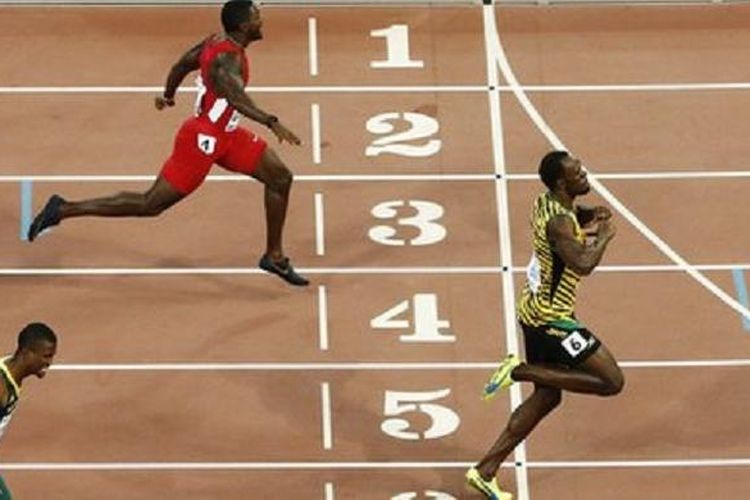 Usain Bolt (kanan) mengalahkan Justin Gatlin (kiri) dalam sebuah perlombaan lari.