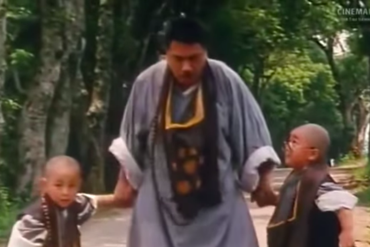 Ng Man-tat saat bermain dalam film Shaolin Popey bersama Boboho