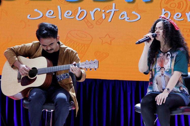 Wizzy (kanan) membawakan lagu tema film Si Doel The Movie 1, Selamat Jalan Kekasih, dalam live streaming Selebrasi (Selebritas Beraksi) di Studio 1 KompasTV, Palmerah Selatan, Jakarta Pusat, pada Selasa (11/6/2019).