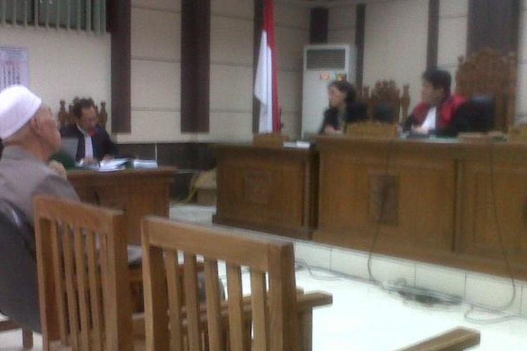 Mantan Hakim Pengadilan Tipikor Semarang, Asmadinata disidang terkait kasus suap peringanan putusan perkara. Jaksa KPK menuntut Pragsono dengan pidana penjara 11 tahun dan denda Rp 300 juta subsider 5 bulan kurungan.