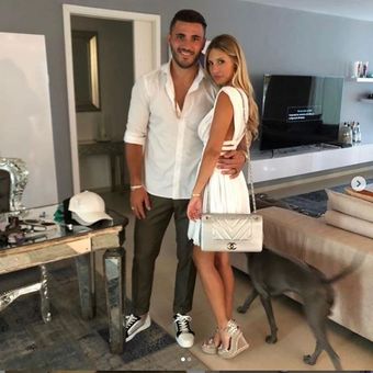 Bek Arsenal, Sead Kolasinac, bersama sang istri, Bella Kolasinac.