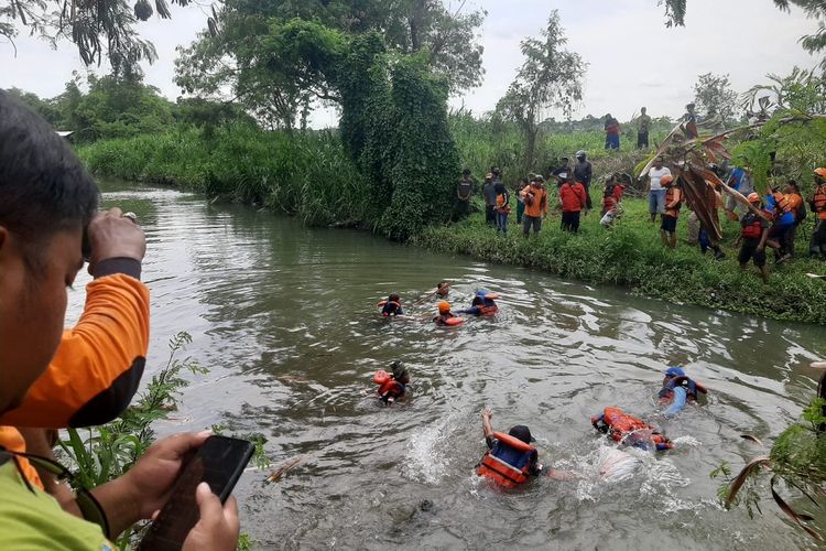 Tim SAR Gabungan melakukan pencarian santri yang tenggelam di sungai Code, Bantul. Sabtu (12/11/2022)