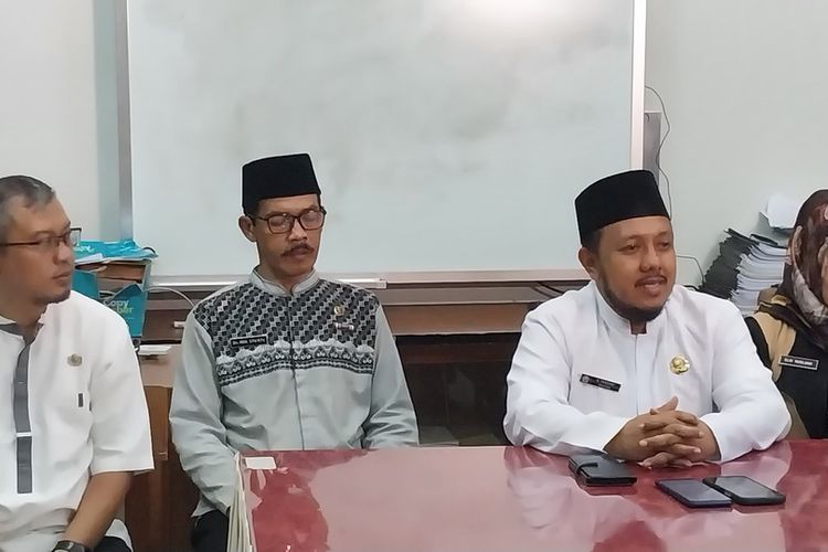 Kepala Sekolah SMAN 1 Tasikmalaya, Jawa Barat, Yonandi, memberikan keterangan Pers terkait kejadian siswanya di kelas di sekolahnya, Senin (22/5/2023).