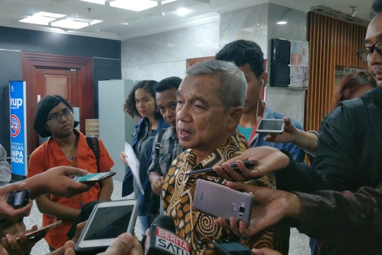 Mantan Ketua Komisi Pemberantasan Korupsi (KPK) Busyro Muqoddas saat memberikan keterangan di gedung MK, Jakarta Pusat, Kamis (7/12/2017).