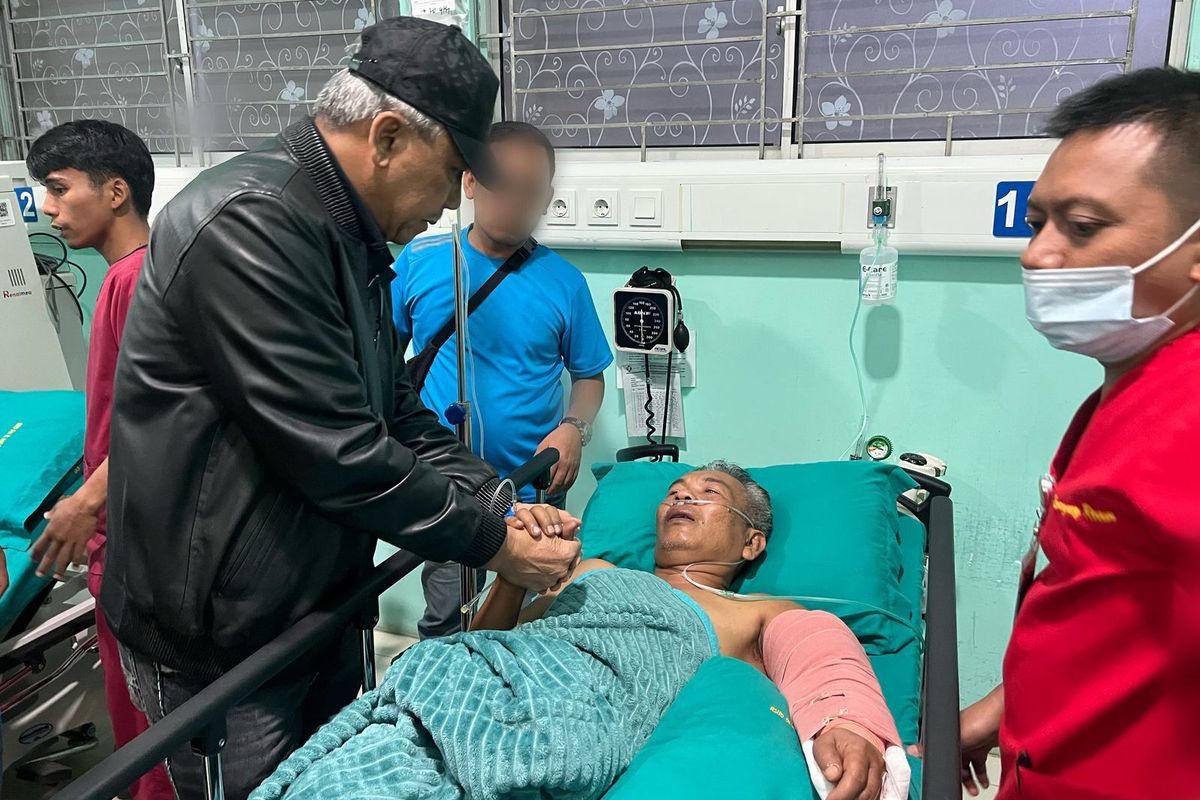 Kepala Kejaksaan Tinggi Sumatera Utara, Idianto (jaket hitam) saat menjenguk Jhon Wesli Sinaga, di RSUD Amri Tambunan, Sabtu (24/5/2025). Jhon merupakan Jaksa Kejari Deli Serdang yang dibacok OTK di Kabupaten Serdang Bedagai.