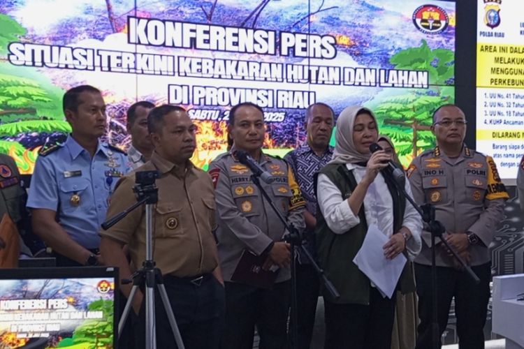 Satgas Karhutla Riau menggelar konferensi pers hasil penanganan karhutla, di Mapolda Riau di Pekanbaru, Sabtu (26/7/2025).
