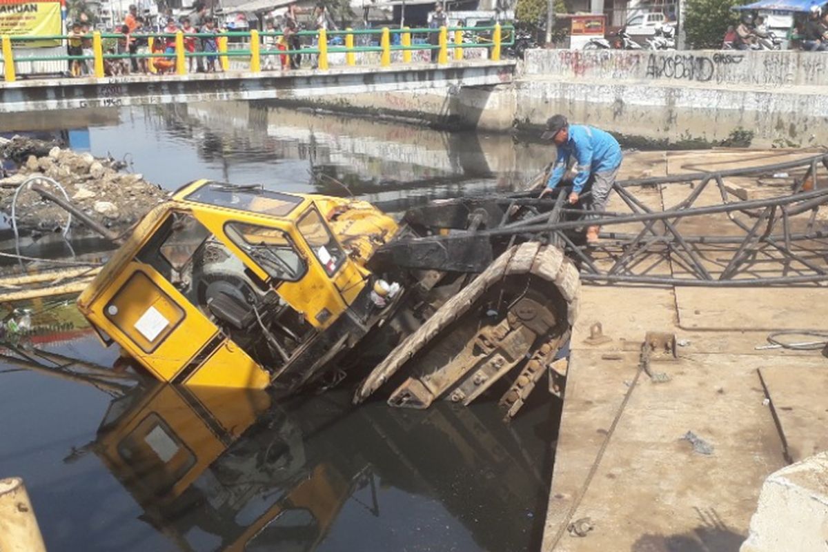 Crane proyek turap sheetpile Kali Sentiong ambruk di Kelurahan Kebon Kosong, Kemayoran, Kamis (6/12/2018).