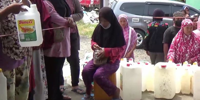 Tempuh perjalanan 20 Km, warga kelelahan antre minyak goreng di tengah terik matahari. 