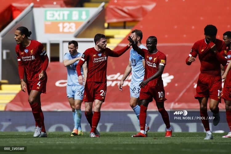 Bek Liverpool Liverpool Andrew Robertson (3L) merayakan penilaian selama pertandingan sepak bola Liga Premier Inggris antara Liverpool dan Burnley di Anfield di Liverpool, Inggris barat laut pada 11 Juli 2020.