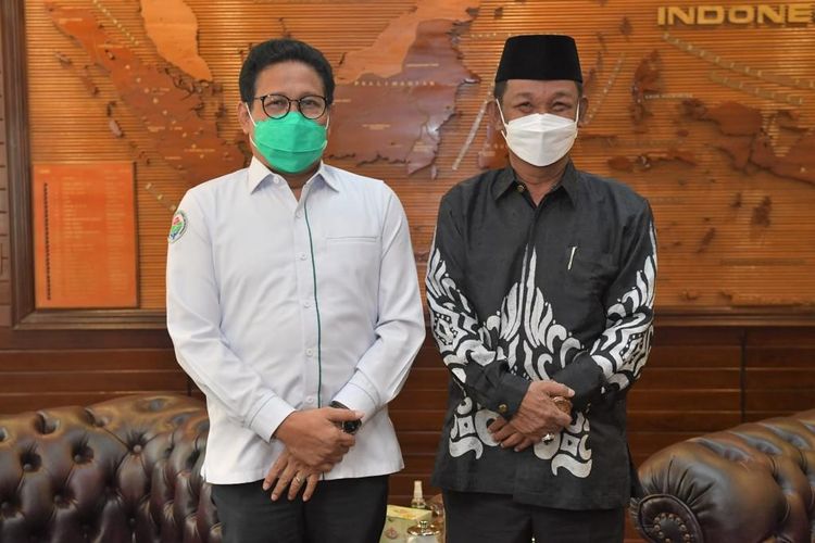 Menteri Desa PDTT Abdul Halim Iskandar (kiri) dan Gubernur Sulawesi Tengah Rusdy Mastura (kanan) di Kantor Kementerian Desa PDTT, Jakarta, Senin (15/11/2021).