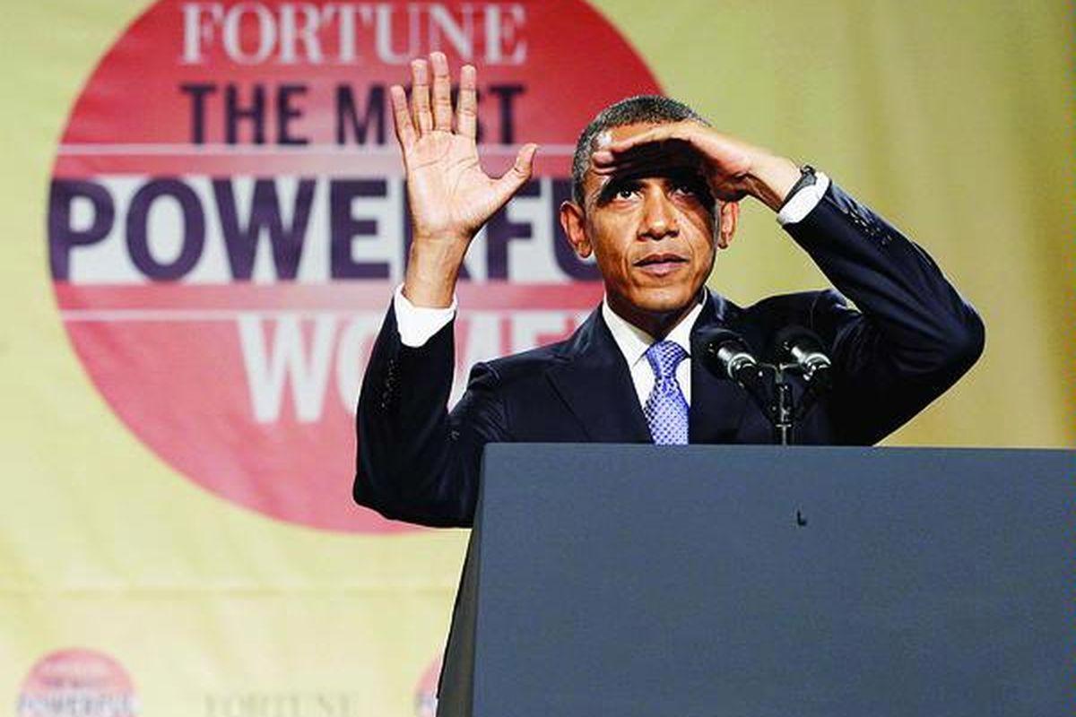 Presiden AS Barack Obama menyapa ke arah hadirin saat dia berpidato dalam acara Fortunes Most Powerful Women Summit di Washington DC, Selasa (5/10). Plakat lambang kepresidenan AS jatuh dari depan podium pada acara itu.