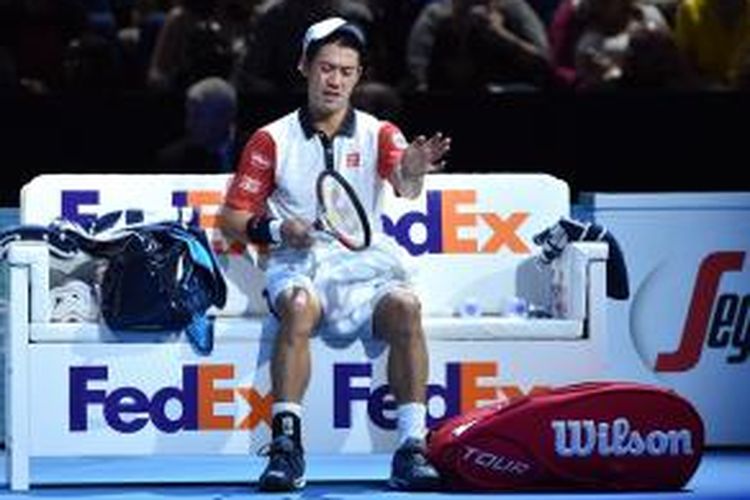 Petenis Jepang, Kei Nishikori, bereaksi saat pergantian set pada partandingan pertama Grup B ATP World Tour Final, melawan petenis Inggris, Andy Murray, di O2 Arena, London, Minggu (9/11/2014).