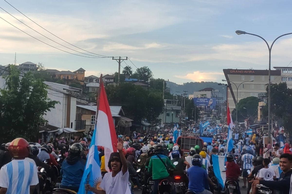 Ribuan pendukung timnas Argentina tumpaj ruah ke Jalan Jemderal Sudirman Ambon untuk merayakan kemenangan tim tango atas timnas Kroasia, Rabu (14/12/2022) pagi