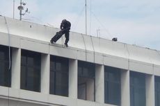 Foto-foto Jatuhnya Satgultor TNI dari Atas Gedung di Upacara Pengukuhan Jokowi