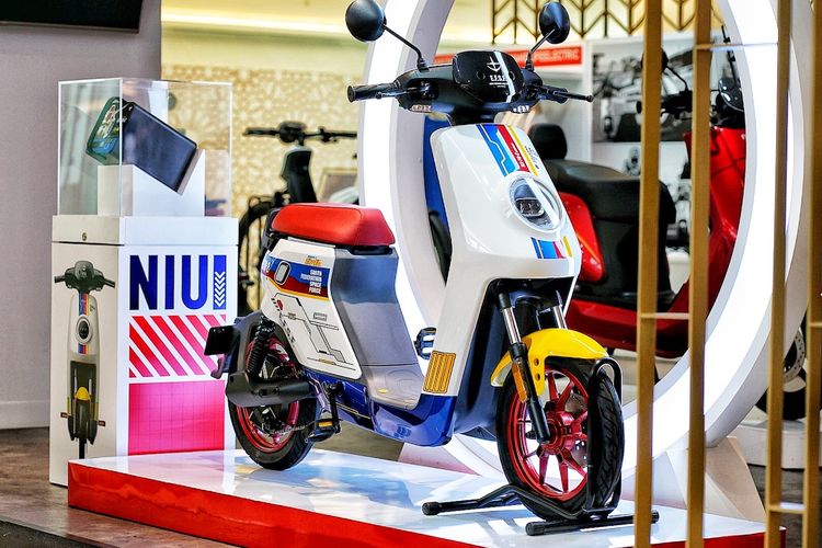 Sepeda listrik NIU x Gundam dipamerkan di mal Grand Indonesia. Pengunjung bisa mengikuti kompetisi foto lewat Instagram.