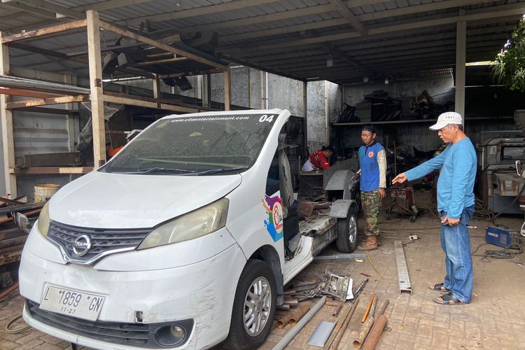 Iwan Setiawan (50) saat memantau proses pembuatan mobil bekas ke mobil klasik.