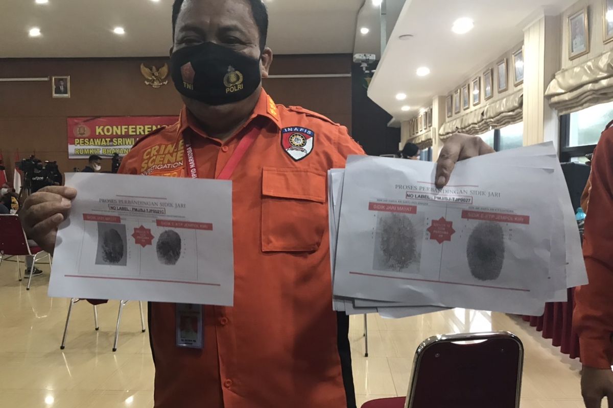 Tim DVI Rumah Sakit Polri Kramat Jati menunjukkan sidik jari korban atas nama Indah Halimah Putri dan Agus Minarni, dua korban jatuhnya pesawat Sriwijaya Air SJ-182 rute Jakarta-Pontianak di Rumah Sakit Kramat Jati, Jakarta Timur pada Rabu (13/1/2021).