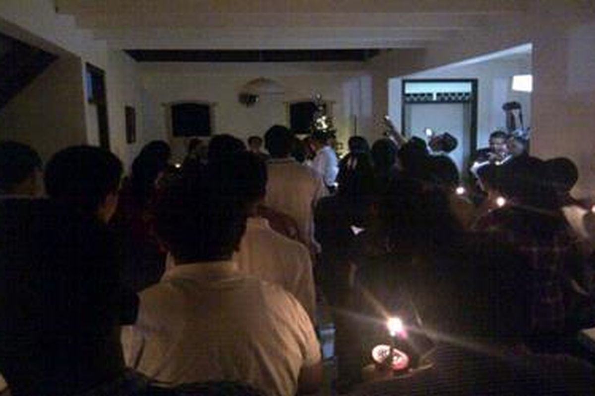 Sekitar 60 jemaat Gereja Kristen Indonesia Taman Yasmin di Bogor Barat, mengikuti ibadah malam Natal di salah satu rumah jemaat di Taman Yasmin, Senin (24/12/2012) malam. Ibadah berlangsung aman dan penuh suasana haru.
