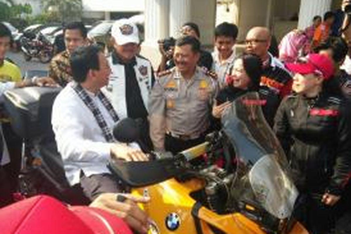 Gubernur DKI Jakarta Basuki Tjahaja Purnama sempat menaiki motor gede saat melepas keberangkatan 