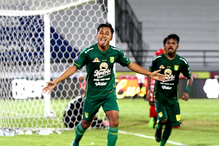 Selebrasi bomber Persebaya Surabaya, Samsul Arif, saat membobol gawang Persija Jakarta dalam pertandingan Liga 1 di Stadion Kapten I Wayan Dipta, Gianyar, Bali, Senin (14/2/2022).