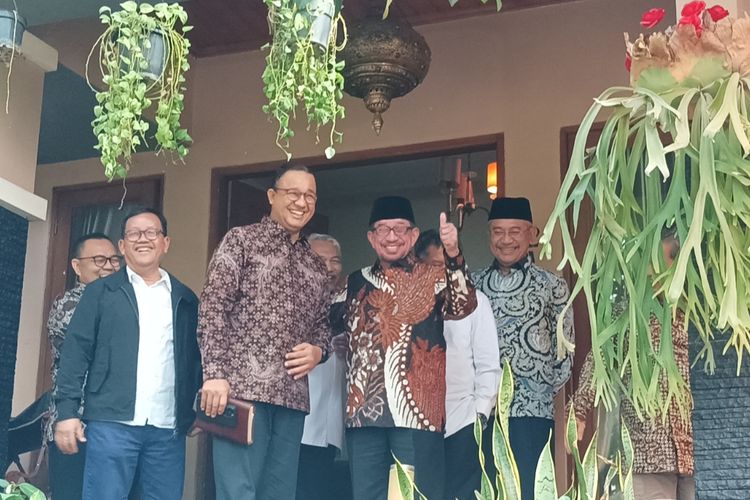 Bacapres dari KPP, Anies Baswedan bersama Ketua Majelis Syuro PKS Salim Segaf Al Jufri usai bertemu di kawasan Pejaten, Jakarta Selatan, Sabtu (26/8/2023).