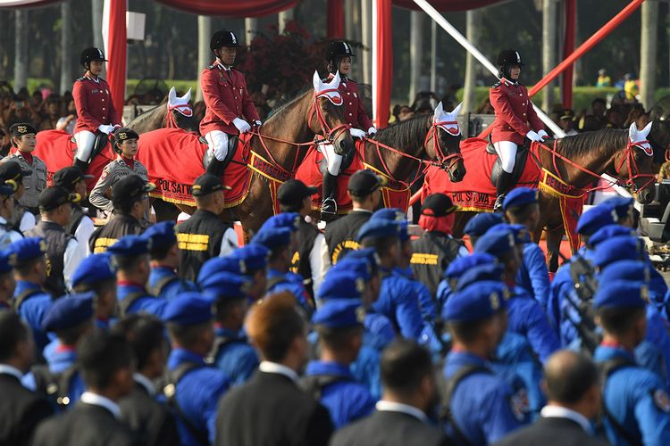 Personel Polisi Berkuda mengikuti upacara puncak perayaan HUT ke-73 Bhayangkara di Silang Monas, Jakarta, Rabu (10/7/2019). Presiden yang hadir sebagai inspektur upacara mengapresiasi atas pencapaian Wajar Tanpa Pengecualian (WTP) dari BPK serta berharap sinergitas TNI - Polri dapat ditingkatkan dalam upaya menghadapi berbagai tantangan tugas yang semakin kompleks.