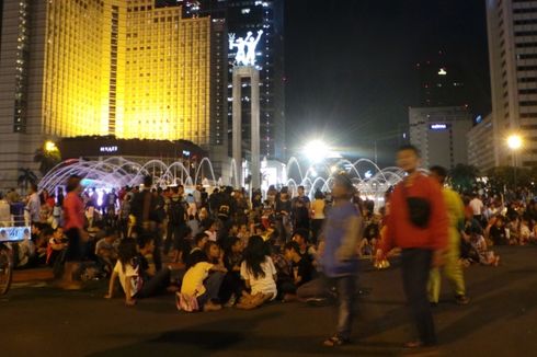 Malam HUT Jakarta, Asiknya Bersantai di Bundaran HI