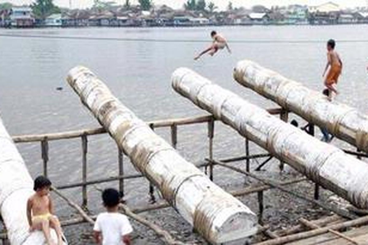 Meriam Karbit - Anak-anak bermain dengan memanfaatkaan meriam karbit yang telah dirakit di tepian sungai Kapuas, Pontianak, Kalimantan Barat, Jumat (26/9). Dalam rangka menyambut hari raya Idul Fitri, masyarakat tepian Kapuas memiliki kegiatan khas yakni Festival Meriam Karbit, yang selalu diadakan setiap tahunnya terutama pada malam takbiran. 