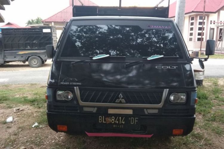 Mobil pengangkut 4 ton minyak mentah ditahan di Mapolres Aceh Timur, Jumat (4/5/2018). Minyak mentah tersebut diduga berasal dari kilang minyak ilegal yang meledak pekan lalu. 