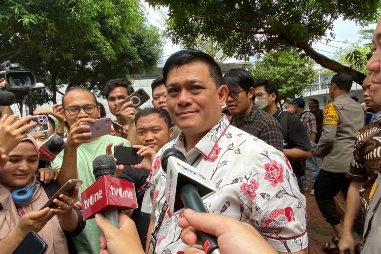 Direktur Reserse Kriminal Khusus Polda Metro Jaya Kombes Ade Safri Simanjuntak menjelaskan perkembangan penyidikan kasus dugaan pemerasan terhadap Syahrul Yasin Limpo dj Mapolda Metro Jaya, Jumat (24/11/2023). 