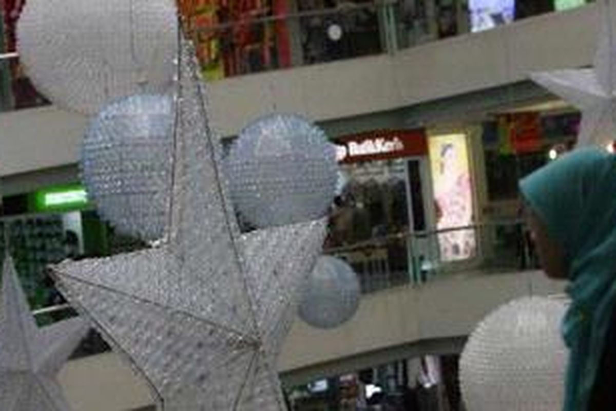 Hiasan berbentuk bintang dan bola yang terbuat dari rangkaian botol bekas terpasang di Mal Ciputra, Jakarta Barat, Selasa (7/12/2010). Selain hiasan tersebut, dibuat juga pohon natal dengan bahan yang sama untuk menyemarakkan perayaan Natal. 