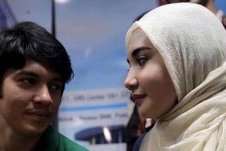 Irwansyah dan Zaskia Sungkar, pasangan artis dan suami istri, ambil bagian dalam jumpa pers di kantor Badan Narkotika Nasional, Jakarta, Selasa (29/1/2013). Mereka berdua, beserta lima orang dari total 17 orang yang ditangkap BNN di rumah Raffi Ahmad di Jakarta pada Minggu (27/1/2013) subuh, dilepas BNN karena tidak terbukti menyalahgunakan narkoba.