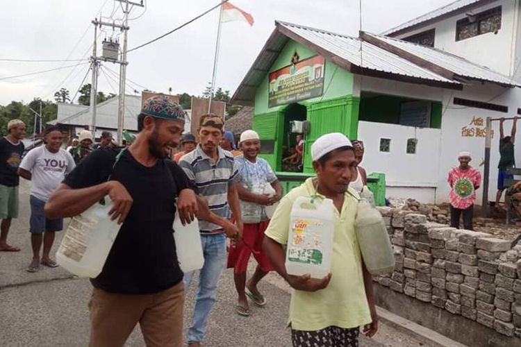 Empat pemuda Desa Kabauw, Kecamatan Pulau Haruku, Kabupaten Maluku Tengah yang tepergok pesta miras dihukum keliling kampung dengan membawa jerigen berisi miras lalu dicambuk, Jumat (13/3/2020)