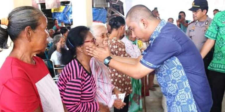 Bupati Tapanuli Tengah Bakhtiar Ahmad Sibarani membagikan tali asih kepada 800 kepala keluarga di Kecamatan Tolang dan Sorkam, Jumat (13/12/2019). Bakhtiar membantah statement Gubenur Edy Rahmayadi yang menuding masyarakat Tapteng miskin dibawah kepemimpinannya.