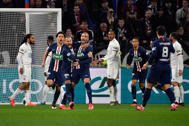 Para pemain Paris Saint-Germain (PSG) berselebrasi setelah mencetak gol dalam pertandingan semifinal Piala Perancis antara Olympique Lyonnais vs Paris Saint-Germain PSG di Stadion Groupama di Decines-Charpieu, pada Rabu (4/3/2020).