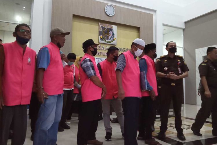 Tersangka korupsi ganti rugi lahan tol Padang-Pekanbaru ditahan Kejati Sumbar, Rabu (1/12/2021).