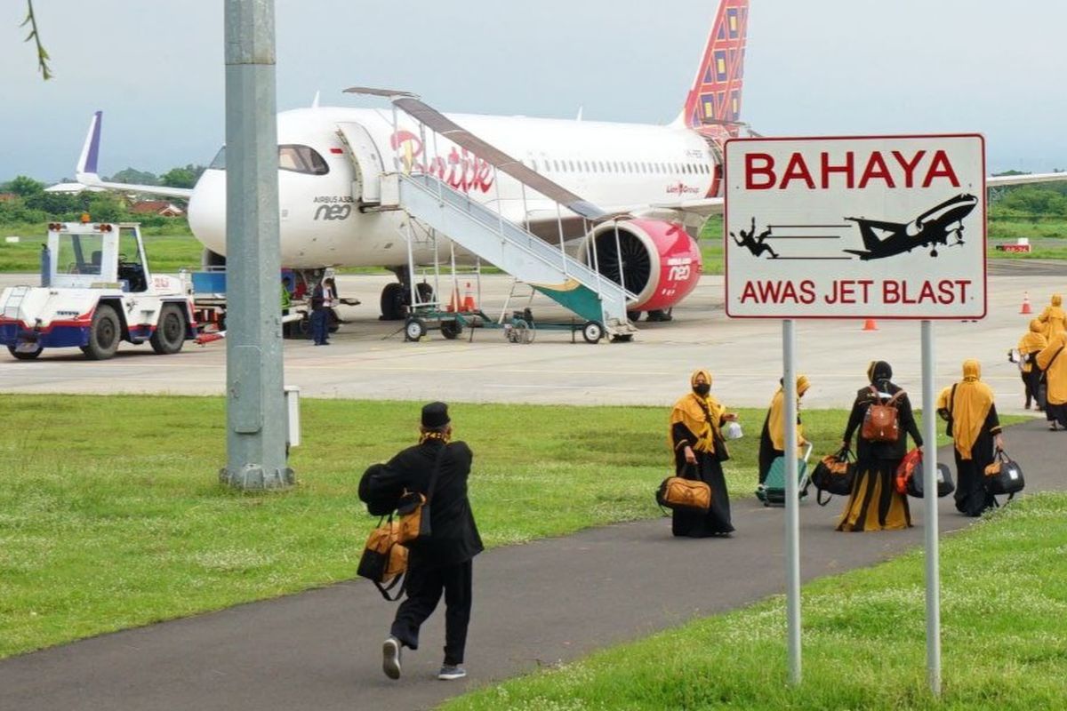 Jemaah umrah asal Kabupaten Banyuwangi dan sekitarnya memasuki pesawat Batik Air untuk memulai perjalanan umrahnya di Bandara Banyuwangi, Jumat (5/3/2022).