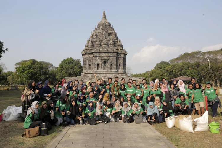 Sebanyak 500 mahasiswa yang terdiri dari berbagai universitas di Yogyakarta mengikutin kegiatan penanaman pohon di Candi Prambanan, Yogyakarta, Rabu (26/6/2019).