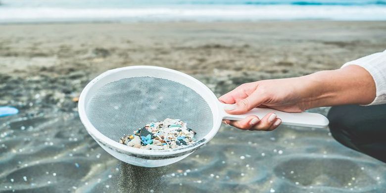 Ilustrasi sampah plastik mikro yang mencemari laut.