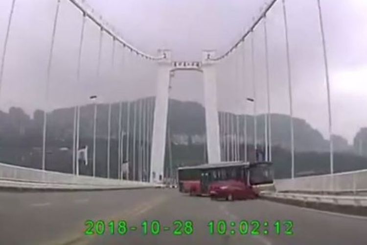 Rekaman kamera pengawas memperlihatkan proses bus terjun bebas ke Sungai Yangtze di China pada Minggu (28/11/2018). Sebanyak 15 orang tewas dalam insiden tersebut. (BBC)