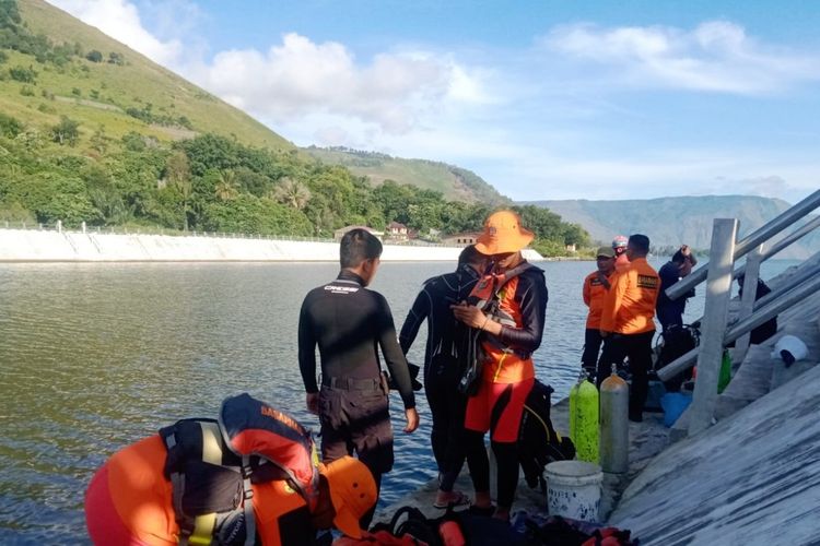 Pos SAR Parapat-Danau Toba saat melakukan pencarian Aljab Maulana, warga Ciamis yang tenggelam usai berenang dengan teman-temannya, Senin (6/6/2022)