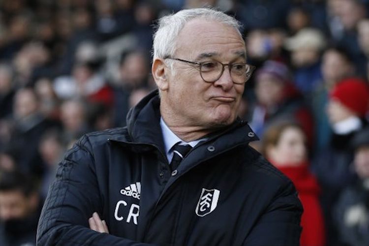 Ekspresi Claudio Ranieri ketika menunggu sepak mula laga Fulham vs Manchester United di Stadion Craven Cottage dalam lanjutan Liga Inggris, 9 Februari 2019. 