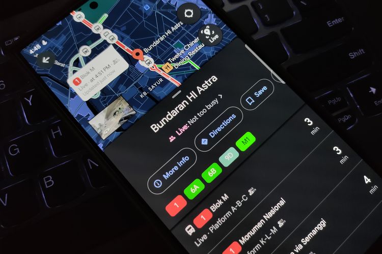 Aplikasi Google Maps kini bisa melacak posisi bus Transjakarta secara real-time.