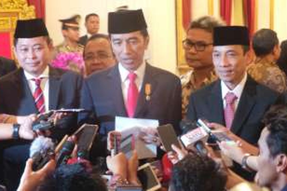 Presiden Joko Widodo bersama Menteri ESDM Ignatius Jonan dan Wamen ESDM Arcandra Tahar di Istana Negara, Jakarta, Jumat (14/10/2016)