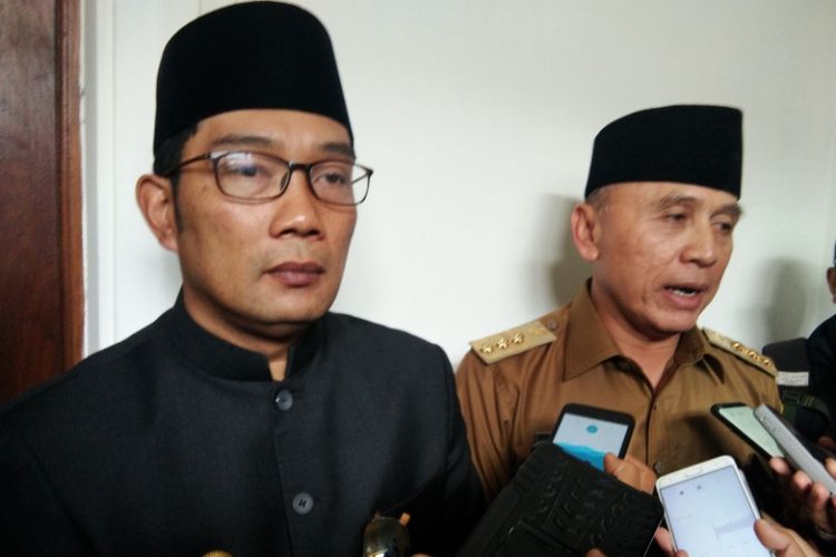 Gubernur Jabar terpilih Ridwan Kamil bersama Penjabat Gubernur Jabar M Iriawan saat ditemui seusai menggelar rapat di Gedung Sate, Jalan Diponegoro, Senin (20/8/2018).